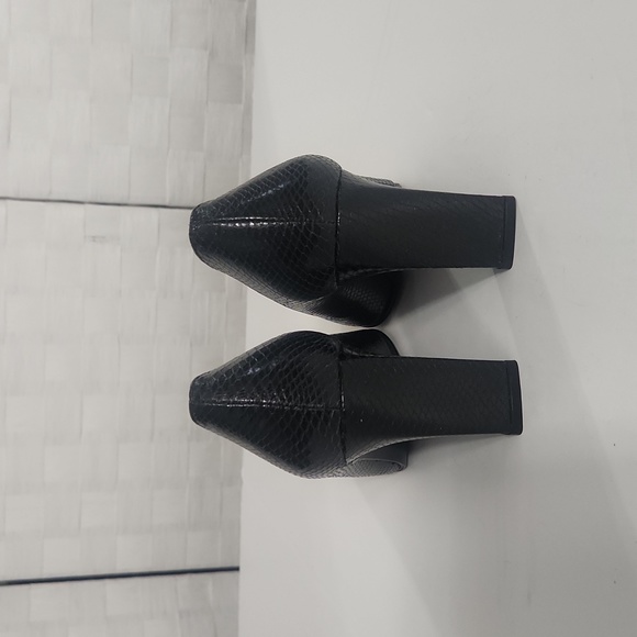 Stuart Weitzman - Black Leather Snake Print Pumps - Size 7.5 B - Picture 5 of 15